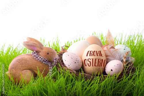 Ostern,  Osterhase mit Nest und Ostereiern,  Freisteller