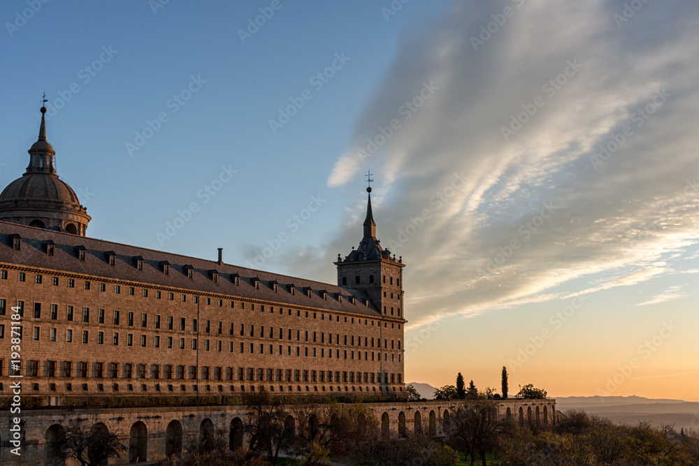 Cielo naranja y monasterio del escorial