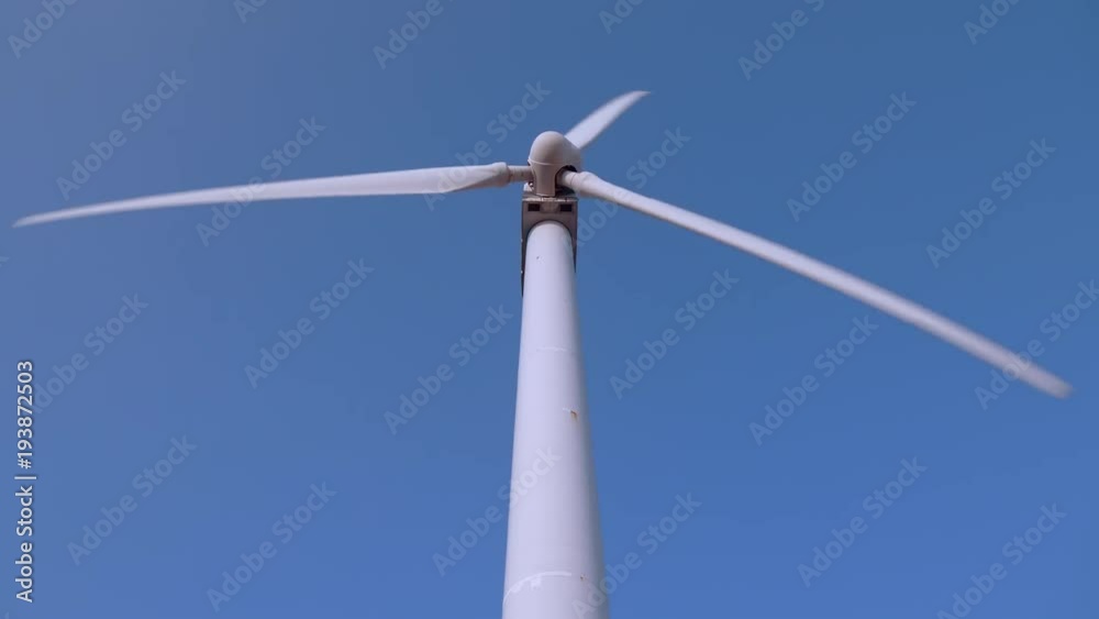 風力発電所の真下から撮影した羽の動き