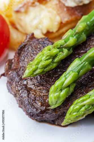 Rindersteak und grüner Spargel auf einem Teller