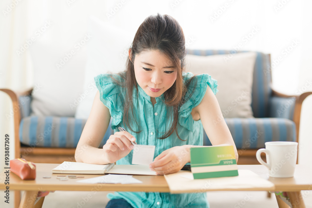 家計簿・女性・ソファ 家計簿・女性・ソファ