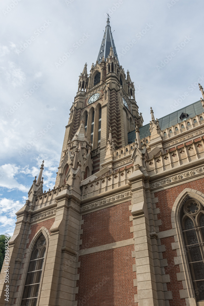 Vista trasera a la entrada a una iglesia