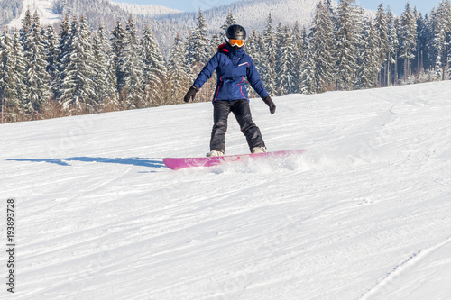 Девушка со сноубордом