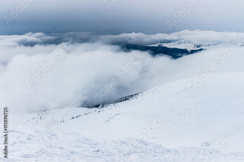 Горы зимой с облаками