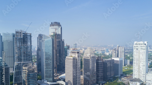 Urban skyscraper under blue sky © Creativa Images
