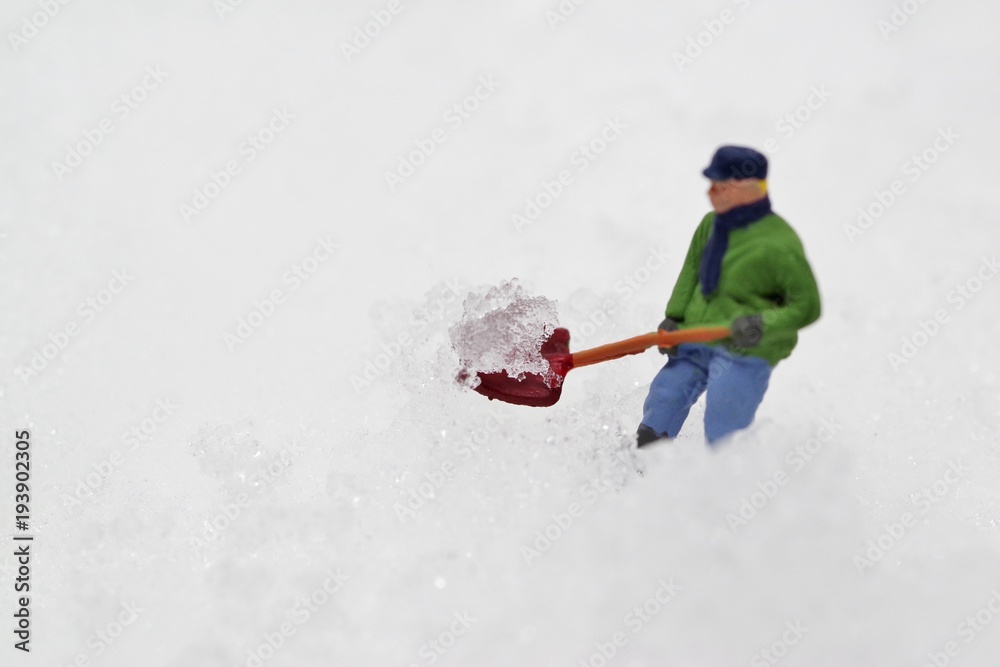 スコップで雪かきをする人