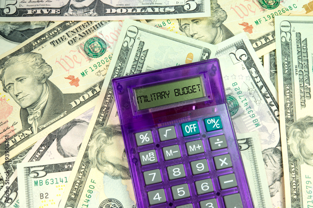 Dollar Geldscheine, Taschenrechner und Verteidigungsetat in den USA Dollar Geldscheine, Taschenrechner und Verteidigungsetat in den USA