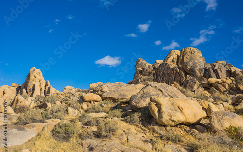 Fotografija Mojave Desert in southern California holds a pile of boulders deep in the baked wilderness