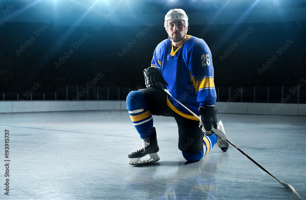 Obraz premium Ice hockey players on the grand ice arena
