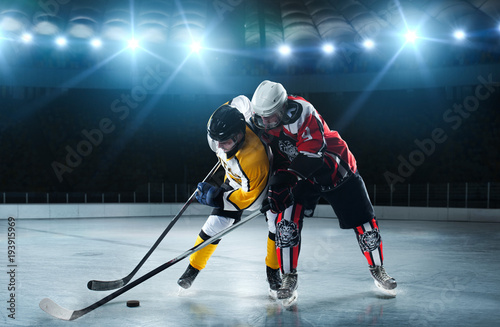 Canvas Print Ice hockey players on the grand ice arena