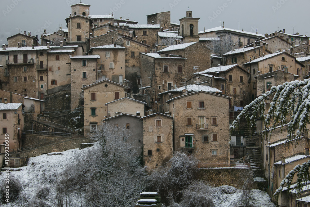 Veduta invernale con la neve dell'antico borgo di Scanno in Abruzzo
