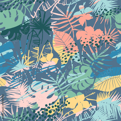 Seamless exotic pattern with tropical plants and artistic background © Nadia Grapes