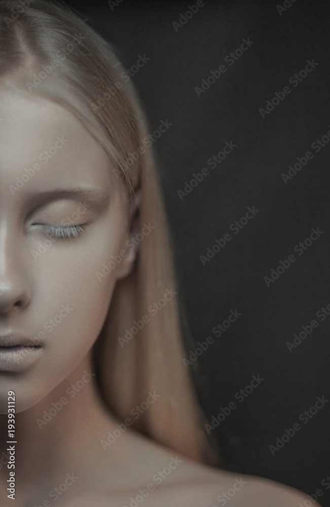 Φωτογραφία Portrait of half face young albino woman with closed eyes.