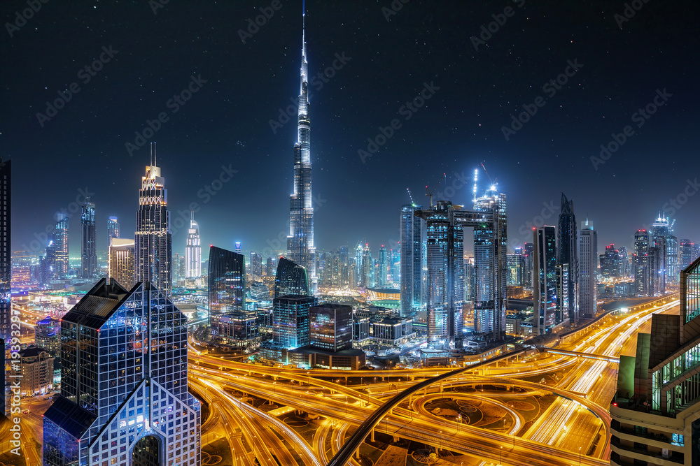 Fototapeta premium Widok na panoramę Dubaju w nocy z rozgwieżdżonym niebem