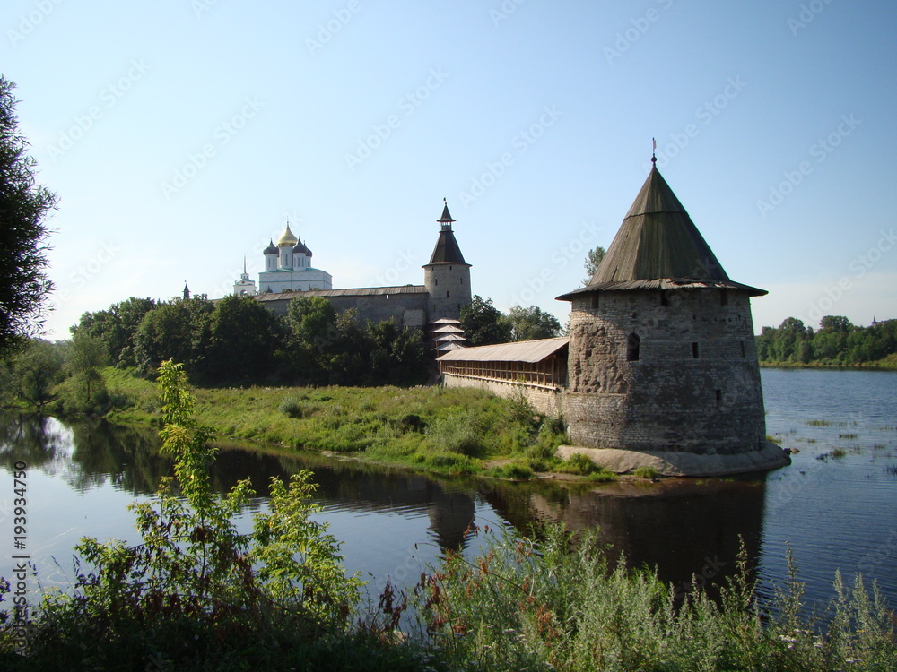 Вид на Псковский кремль и реку Плескава