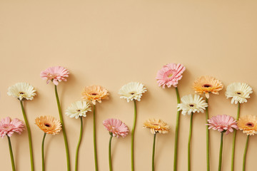 Handdoek met foto Gerbera Gerbera compositie op gele ondergrond  © artjazz