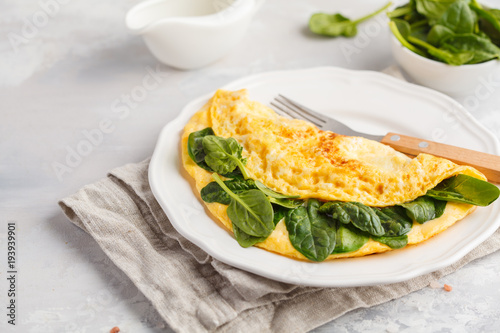 Foto Omelette stuffed with spinach and cheese for a breakfast