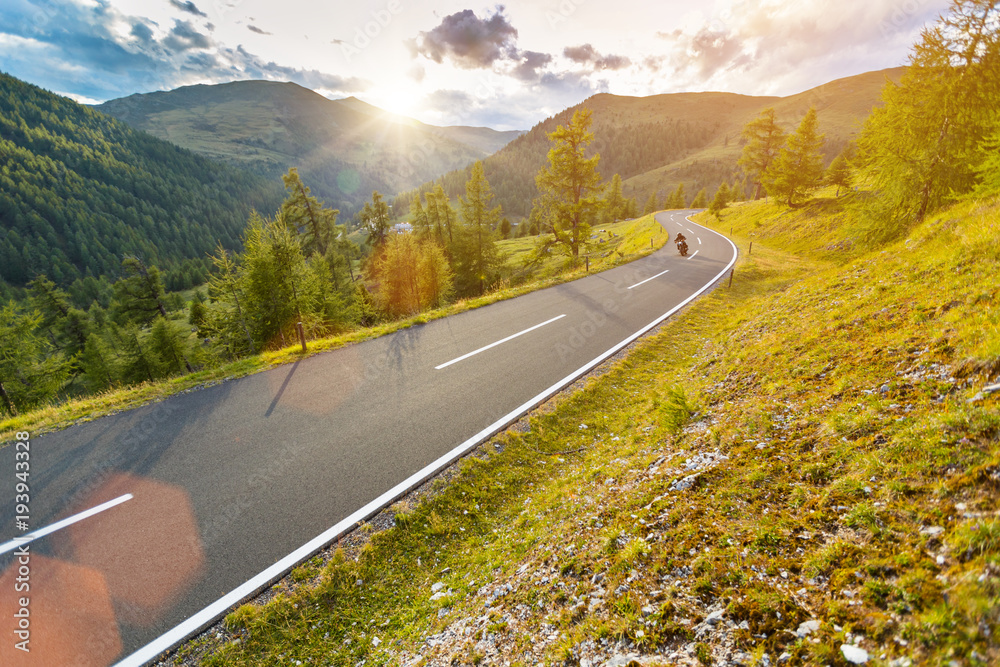 Obraz premium Kierowca motocykla na autostradzie alpejskiej, Nockalmstrasse, Austria, Europa.