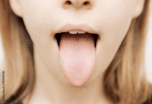 Lingua fuori, bocca aperta, visita medica alla lingua o gola photo