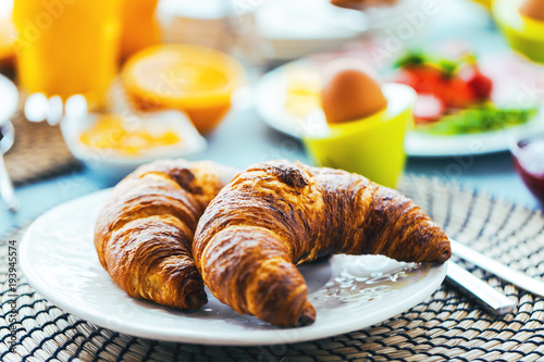 Frische Croissant auf einem Fr  hst  ckstisch