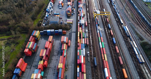 train de marchandise et voie ferrée en vue arérienne  photo