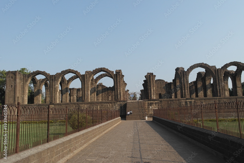 Величественные арки усыпальницы Барах Каман в городе Биджапур штата Карнатака в Индии  