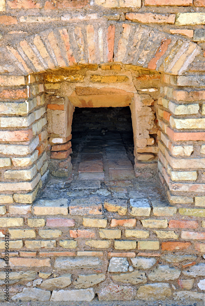 Boca de un horno de pan en Italica, antigua ciudad romana cerca de Santiponce, provincia de Sevilla, España