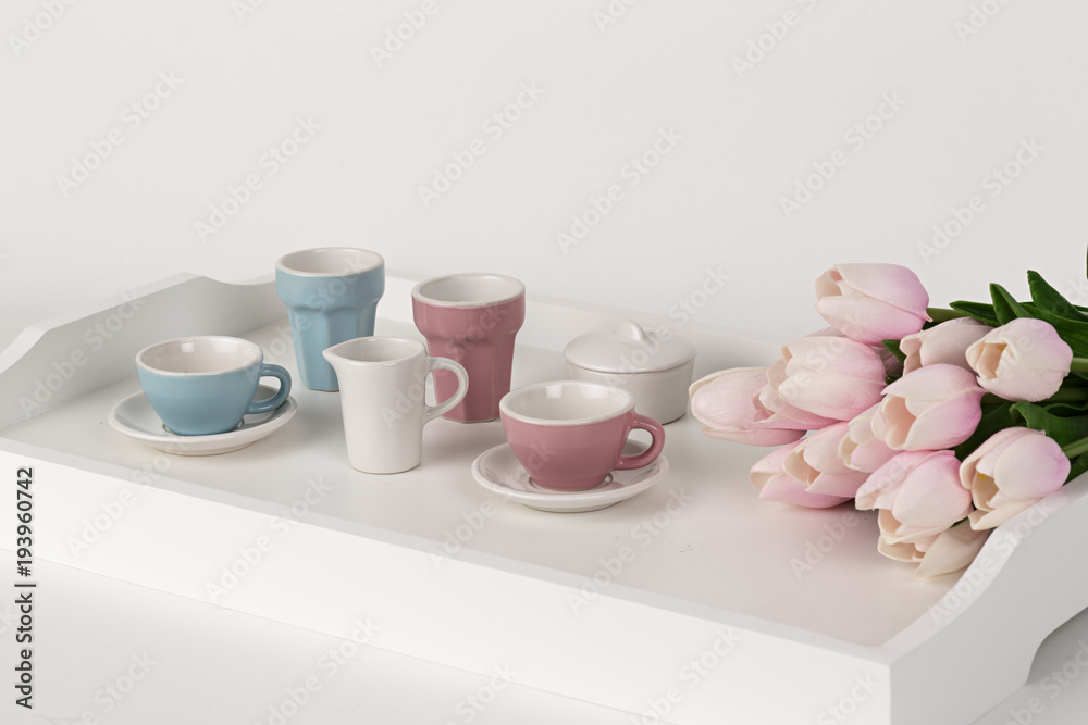 Tazas de café y vajilla con tulipanes rosas. Tazas de café y vajilla con tulipanes rosas.