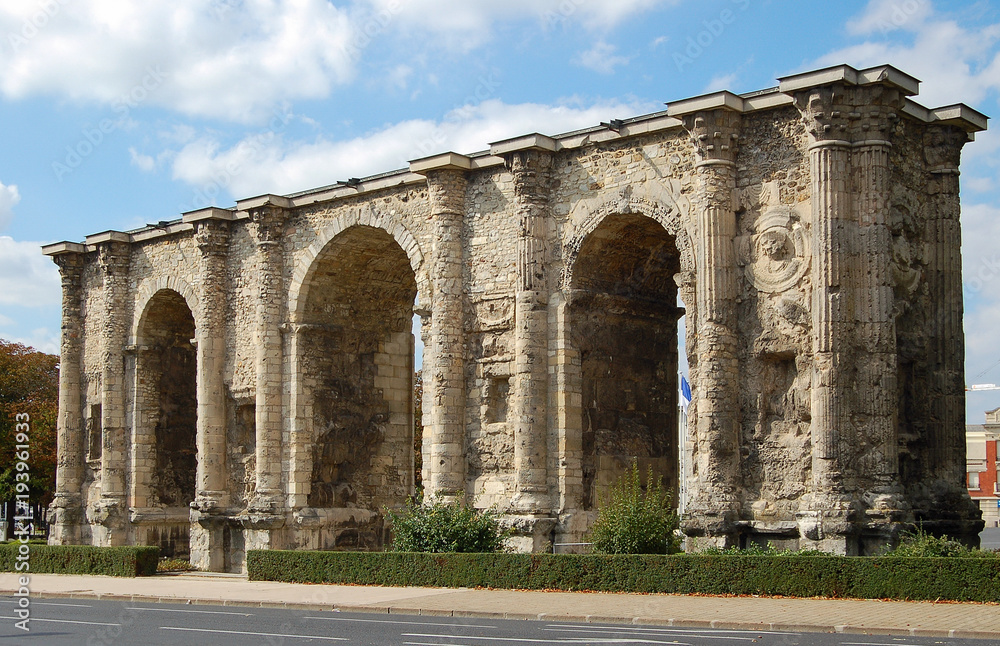 Fototapeta premium Porte Mars, an ancient Roman three-arched triumphal gate - Reims, France