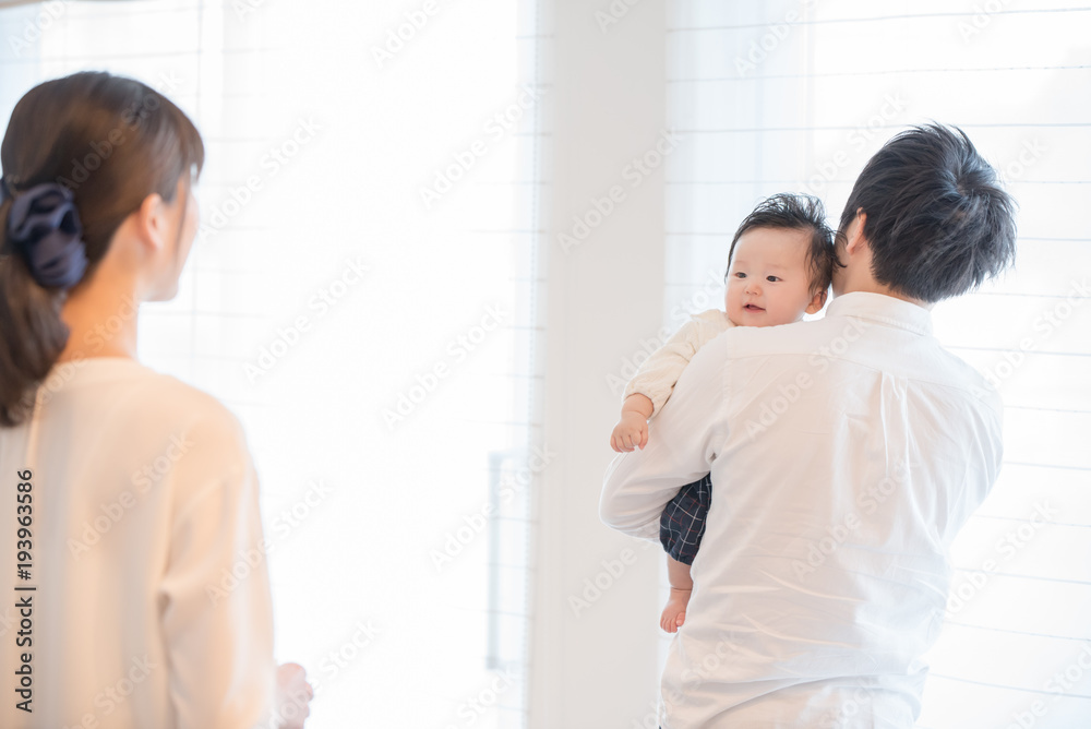 ママを見つめる赤ちゃん ママを見つめる赤ちゃん