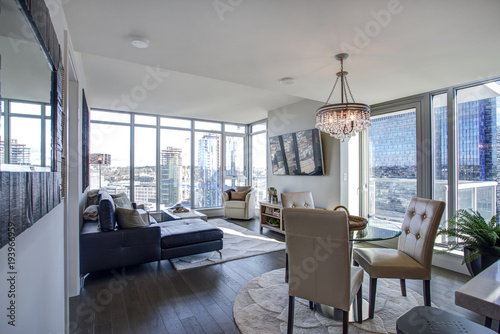 Φωτογραφία Light filled family room with panoramic view of Seattle