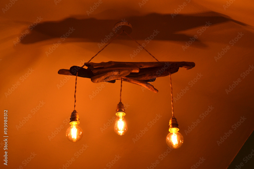 lampe en bois flotté, lustre fait soi-même, ampoules suspendues, France  Stock Photo