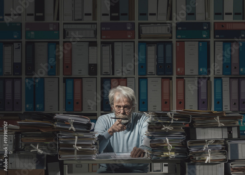 Foto Senior office worker at work