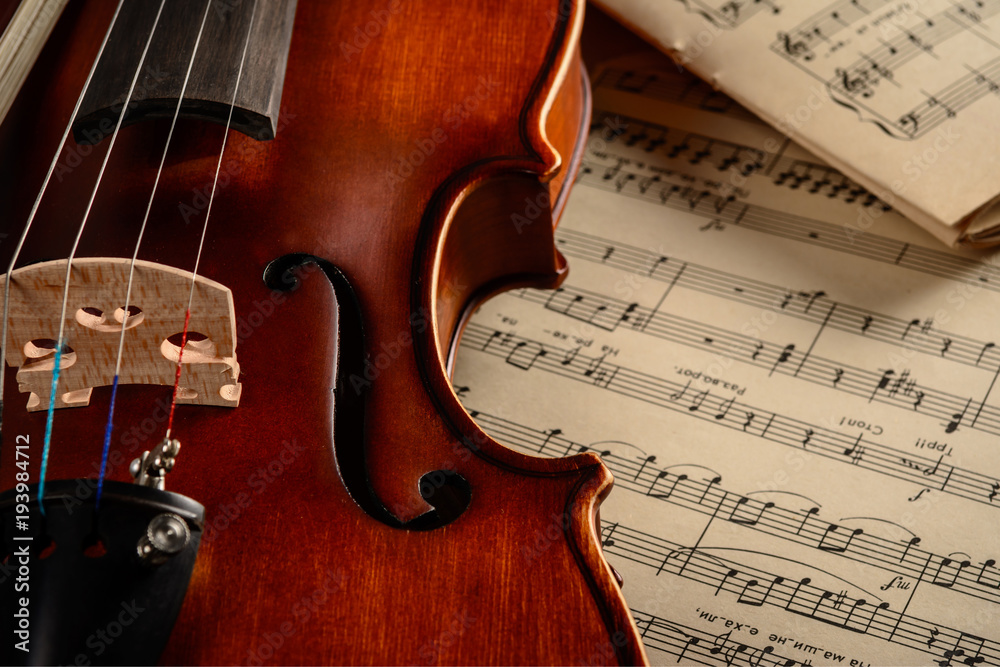 Fototapeta premium Nuty i skrzypce leżą razem