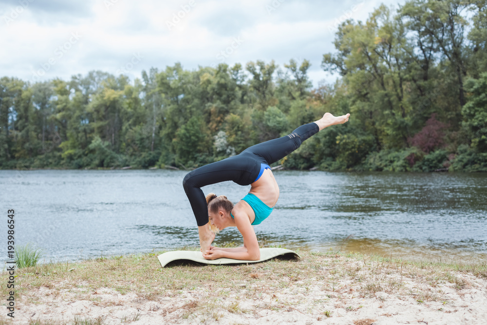 Fototapeta premium Girl is engaged in fitness.