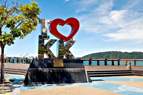 Foto Kinabalu, Malaysia - November 20, 2017:  The famous landmark I Love KK in the park around Kota Kinabalu city (Sabah/Borneo)