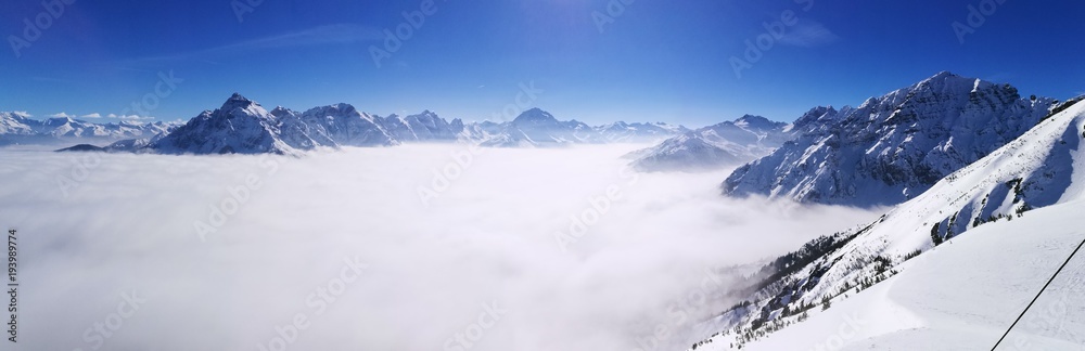 Stubaital im Nebel Panorama Gegenlicht