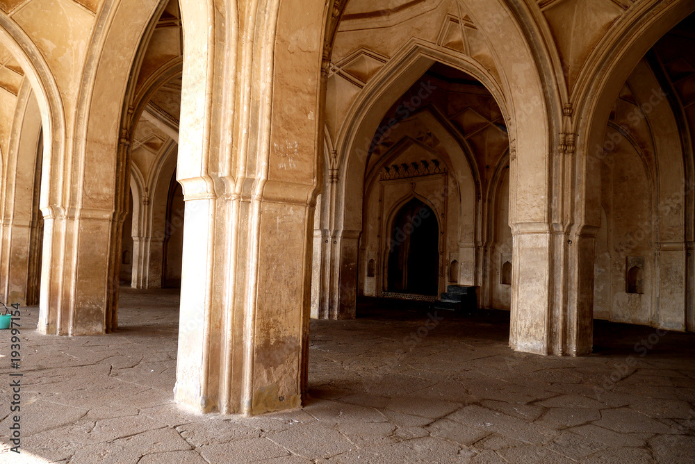 Усыпальница и мечеть Ибрагим Рауза в городе Биджапур в Индии 