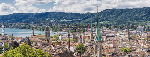 Historic Zurich center with famous Grossmünster Church, Limmat river and Zürichsee, Switzerland. Historisches Zentrum von Zürich mit der berühmten Grossmünsterkirche, Limmat, Zürichsee, Schweiz.