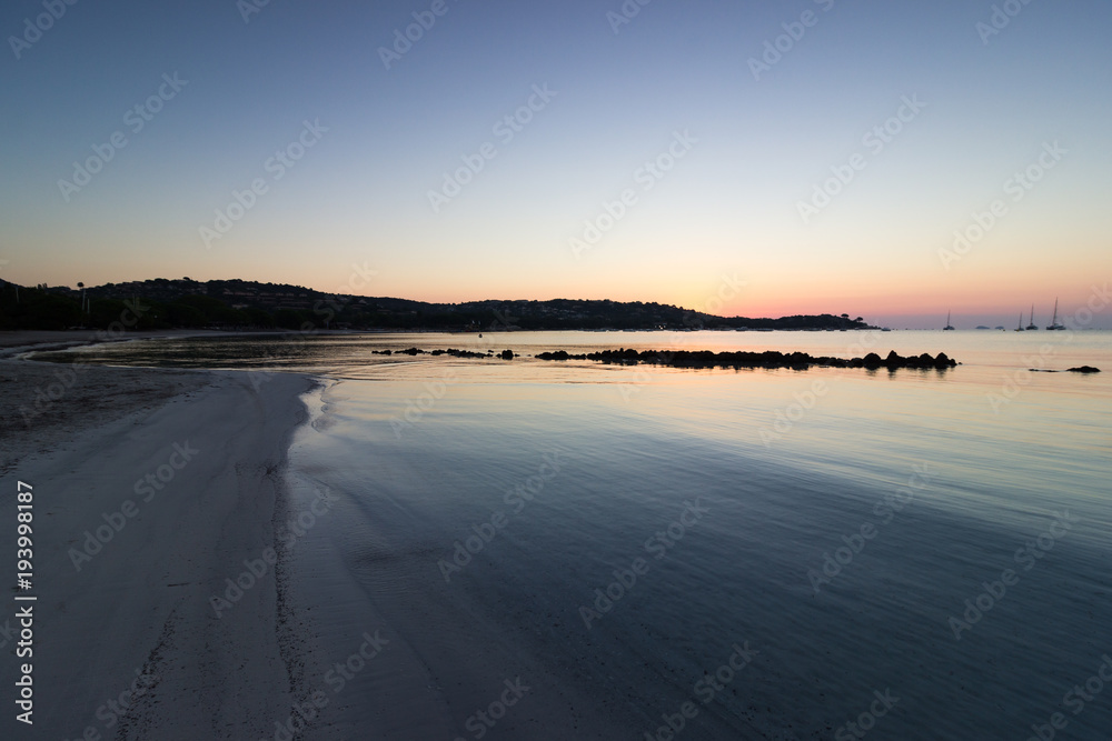 coucher de soleil sur la plage de santa giulia, corse
