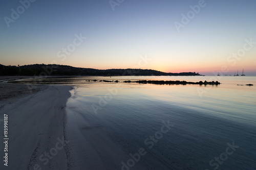coucher de soleil sur la plage de santa giulia, corse © julien