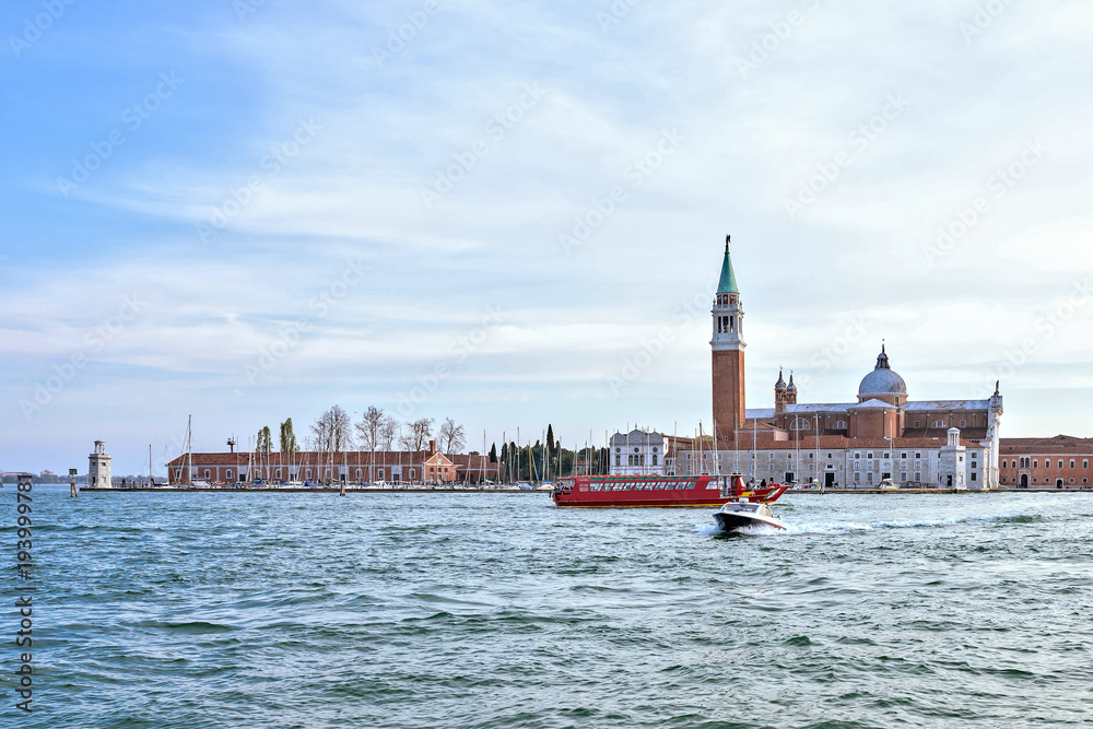 Naklejka premium Daylight view to boats cruising on water