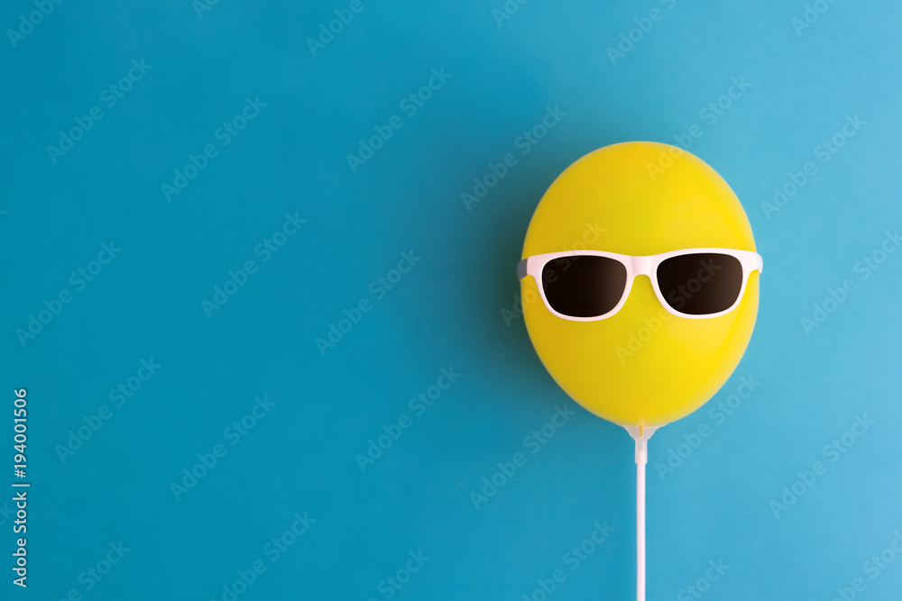 Fototapeta Żółty balon z okularami przeciwsłonecznymi