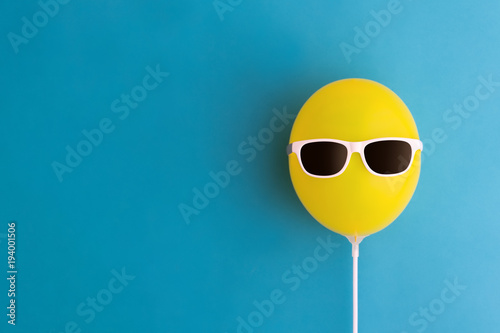 Fototapeta Żółty balon z okularami przeciwsłonecznymi
