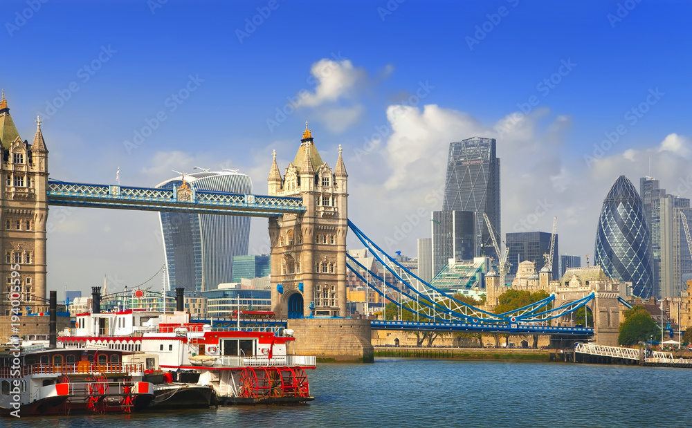Obraz premium Famous London Tower Bridge over the River Thames with modern London cityscape background