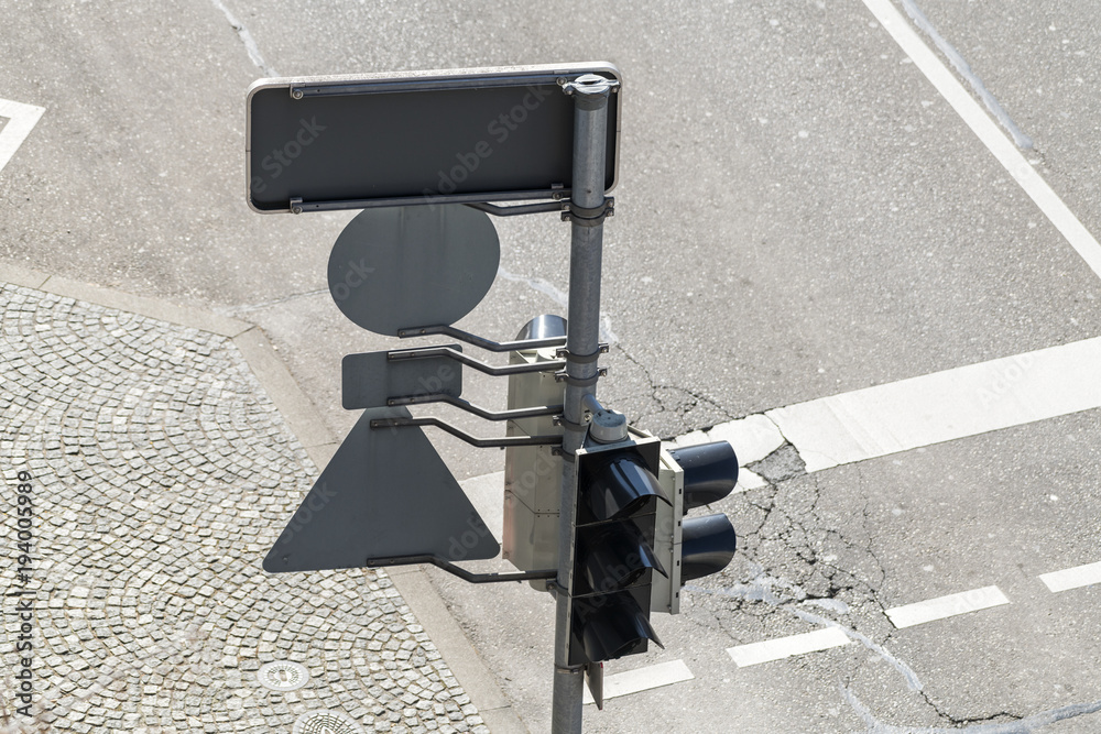 Fototapeta premium Straßenschilder und Ampel rückseitig 