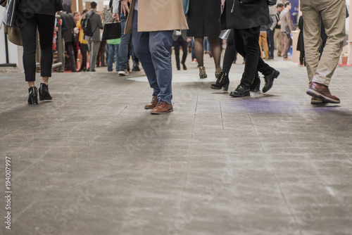 people legs walking and waiting © fotonomada 