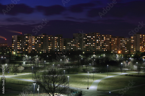 Bloki mieszkalne i park do rekreacji w nocy, miasto Opole.