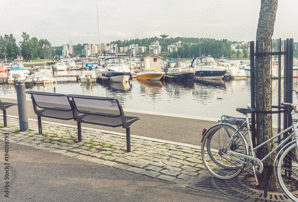 Φωτογραφία Benches, bicycles and boats on the embankment of Jyvaskyla, Finl