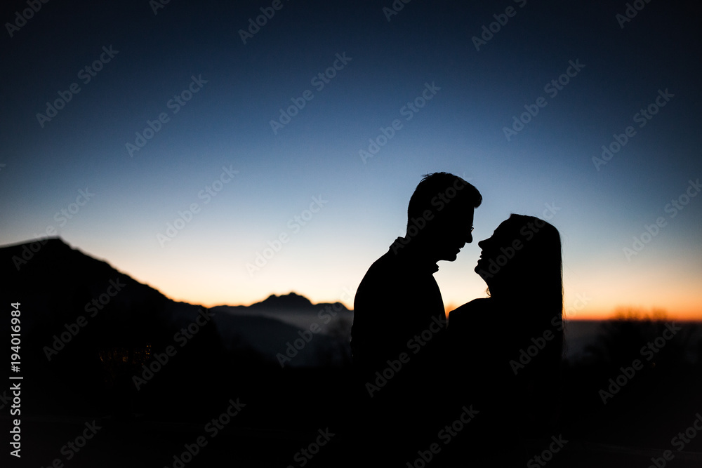 couple kissing silhouette 